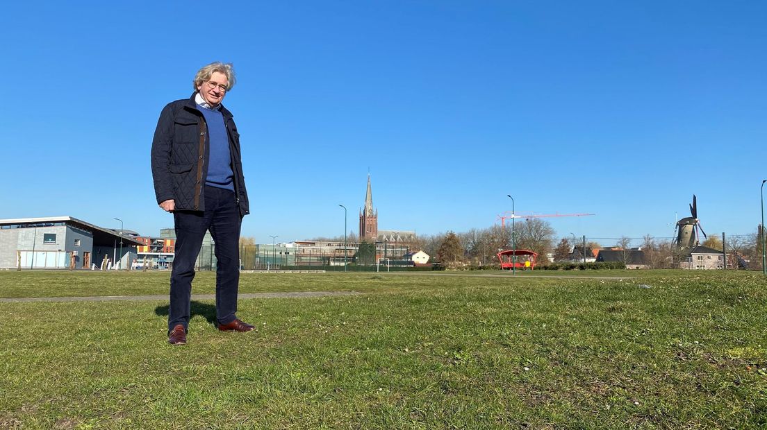 Kees Duijvelaar op het Podiumterrein, waar volgens KBO seniorenwoningen moeten komen.