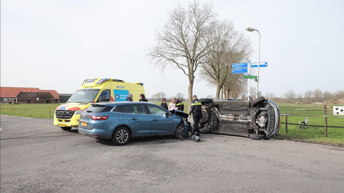 Auto's botsen op kruispunt in buurt van Ommen, één persoon naar ziekenhuis