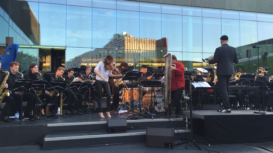 Ermelo, Zutphen, Nijmegen, Arnhem en Apeldoorn - op tal van plekken in Gelderland zijn de komende twee weken concerten van de NJO Muziekzomer te beluisteren. De aftrap was vrijdagavond in het Cultuurkwartier van Apeldoorn.