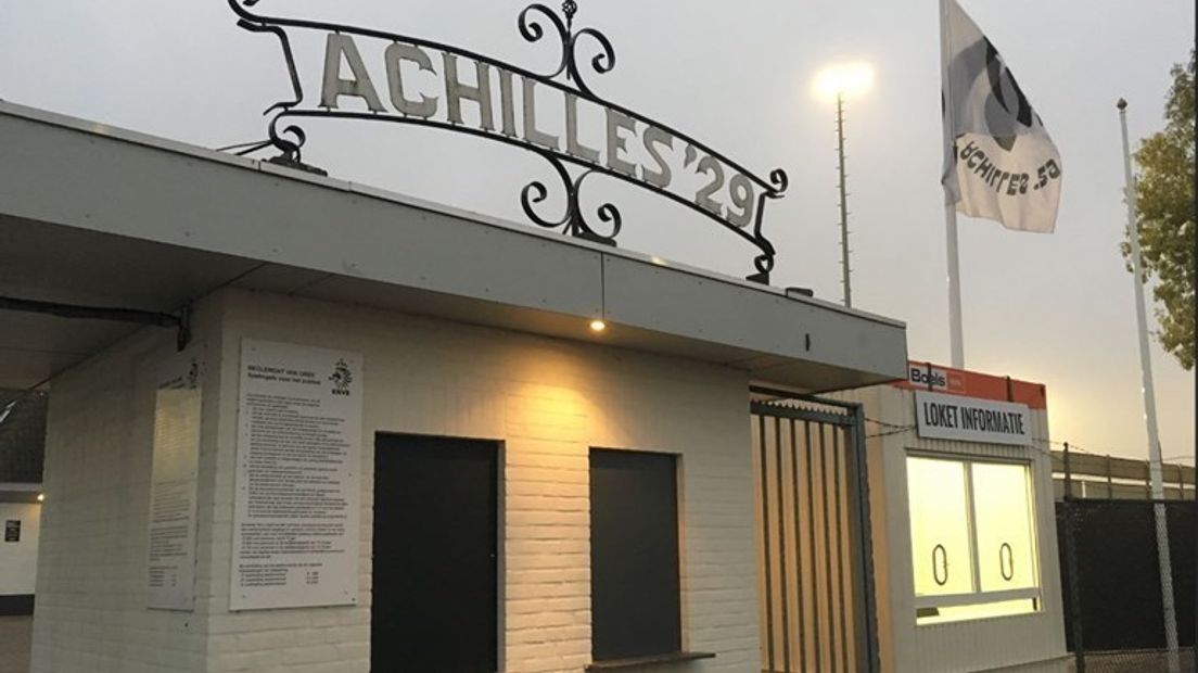 Tientallen leden van voetbalvereniging Achilles'29 zijn maandagavond in de kantine van de Heikant in Groesbeek gaan zitten. Familie Derks had, als eigenaar van het sportpark, de leden al meermaals de toegang ontzegd.