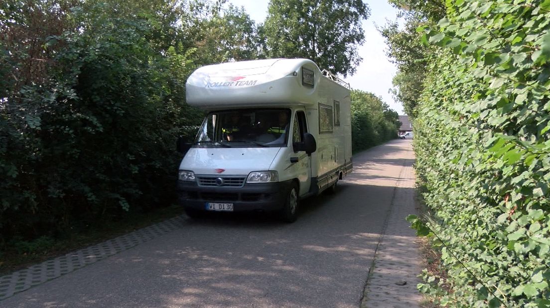 De inbrekersfamilie reed rond in een camper met vals kenteken