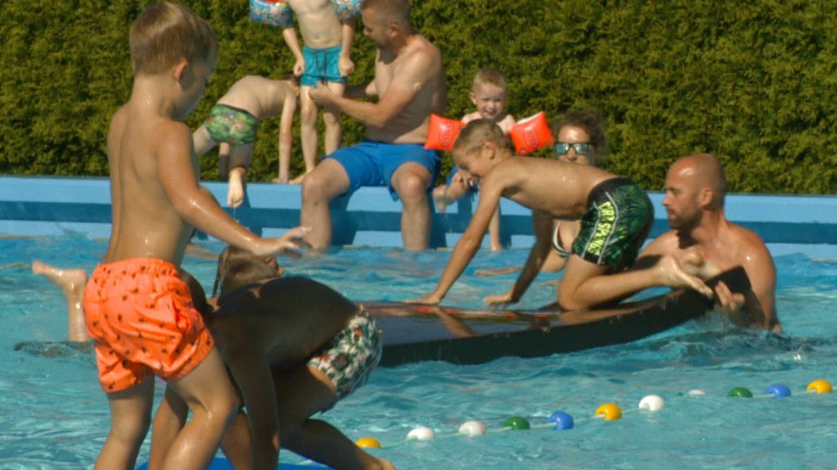 VIDEO: De weergoden zijn het zwembad in Nij Beets goed gezind