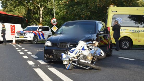 Motorrijder gewond na botsing met auto. Motorrijder gewond na botsing met auto.