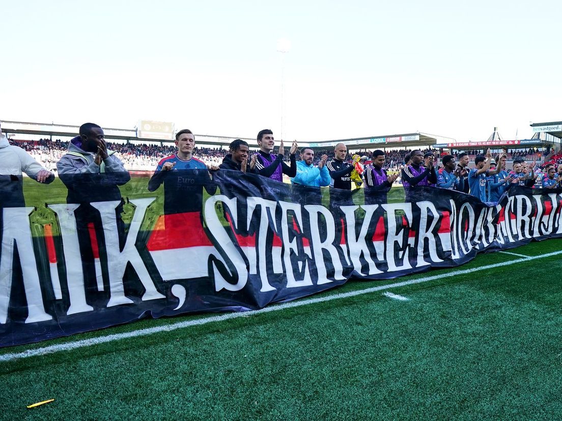 Spelers van Feyenoord met het spandoek voor Mik Akkermans