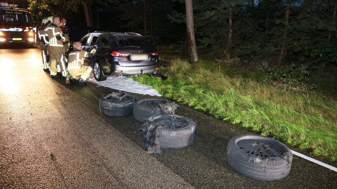 Auto vat vlam tijdens het rijden in Ommen.