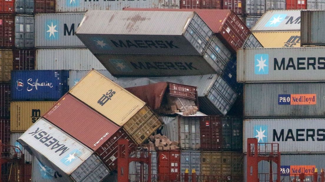 Containers liggen schots en scheef op vrachtschip MSC Zoe in de Bremerhaven.