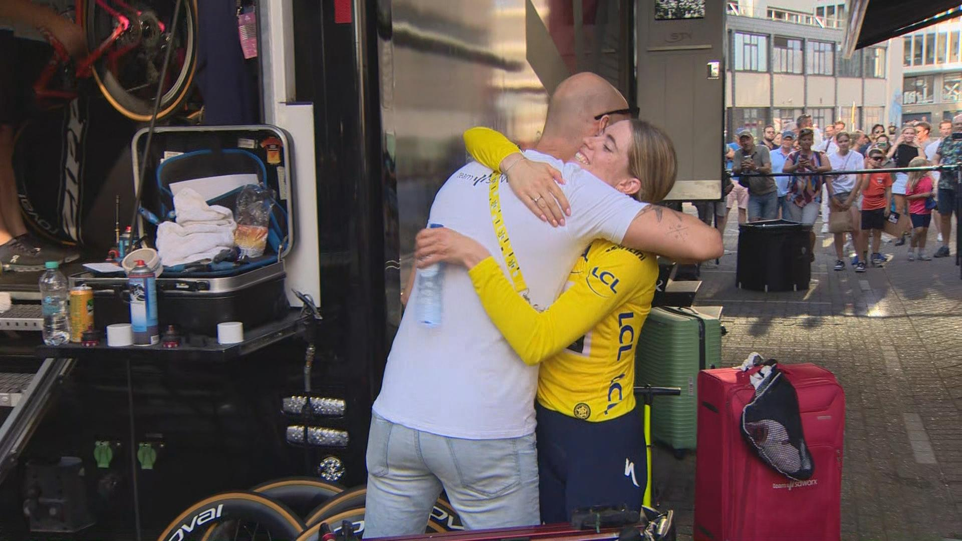 Demi Vollering wordt gefeliciteerd na de ritwinst in de Tour de France Femmes in Rotterdam