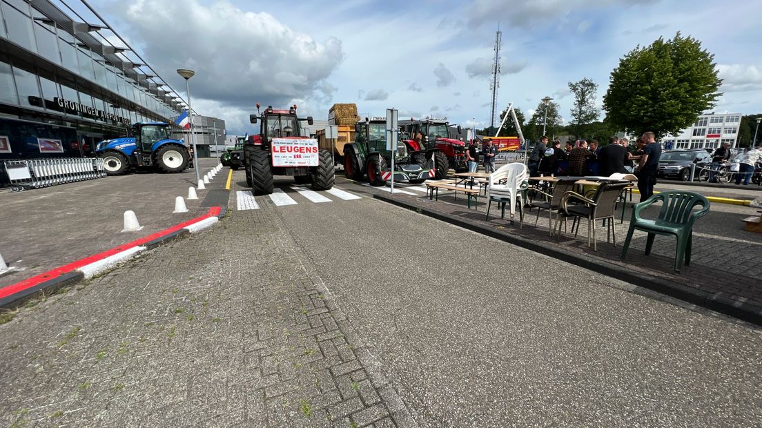 Trekkers staan bij de hoofdingang