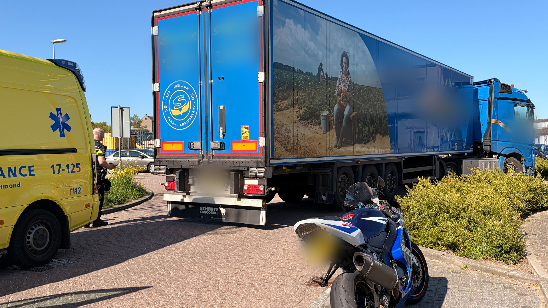 Toen een ambulance kwam voor de motorrijder, reed een vrachtwagen tegen de ambulance.