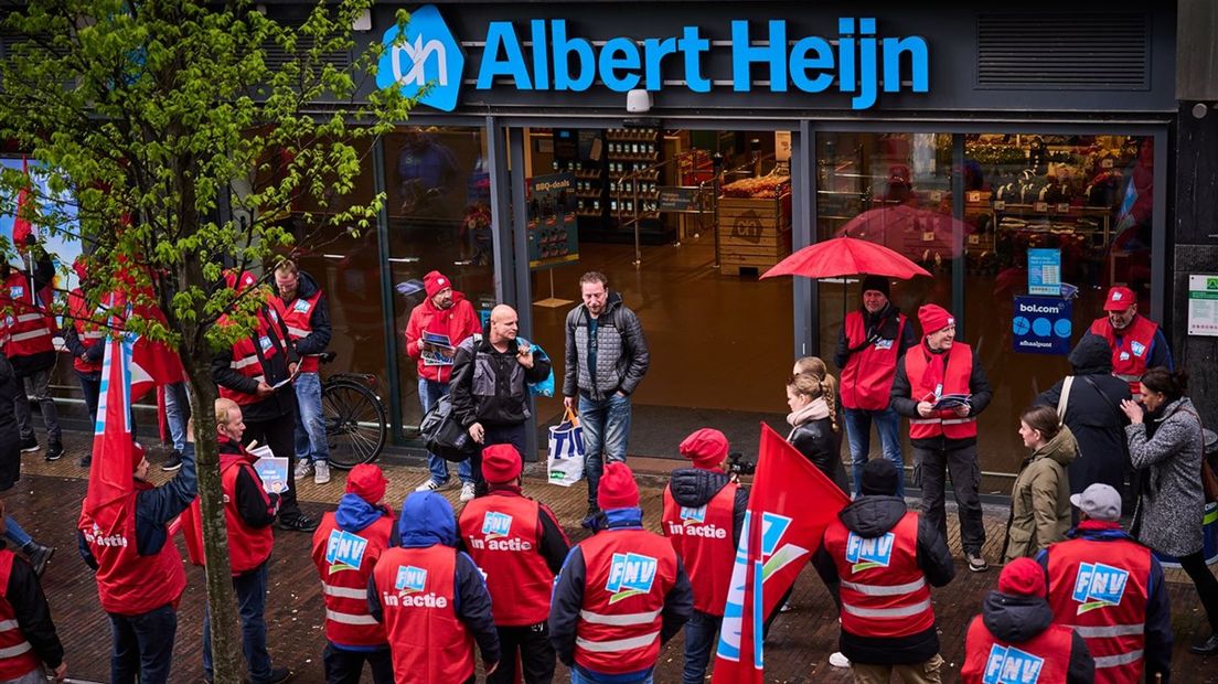 Medewerkers van een distributiecentrum van Albert Heijn demonstreren voor een filiaal van AH