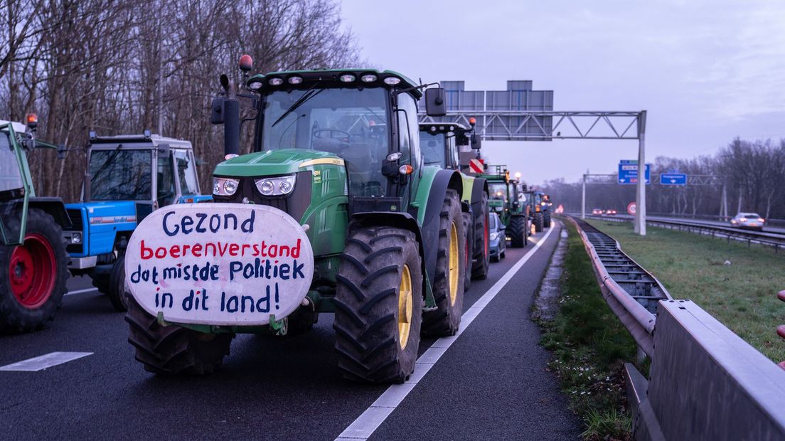 Boeren en bouwers protesteren door met hun trekkers de snelweg te blokkeren