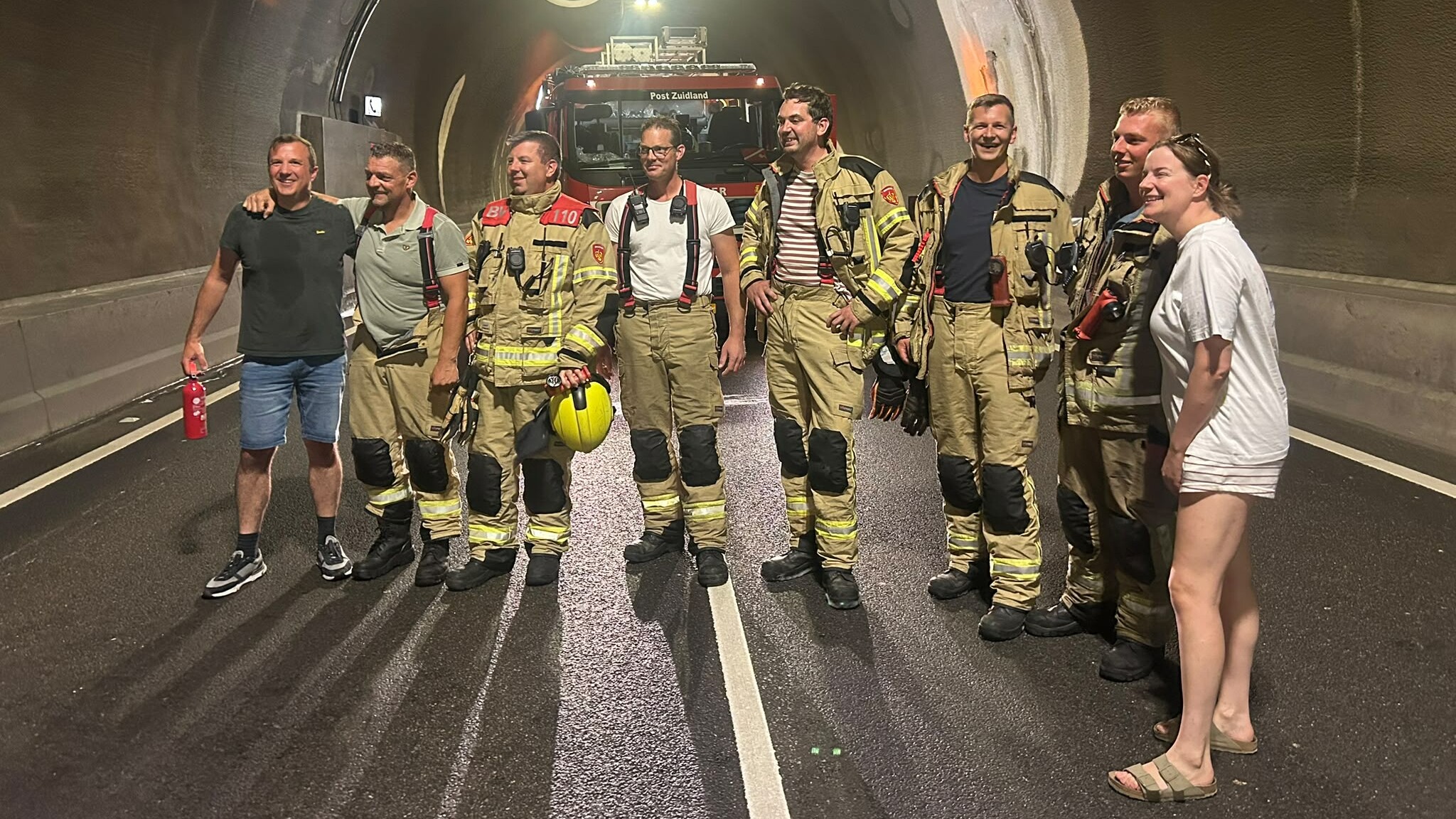 Vlaams marinekoppel twijfelt geen seconde en blust smeulende band van caravan in Westerscheldetunnel