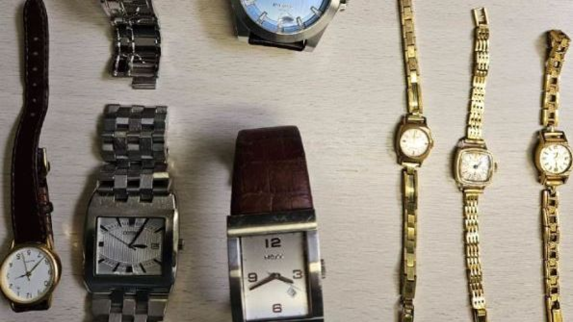 Stel keert terug van trip en vindt 'buit' op tuintafel