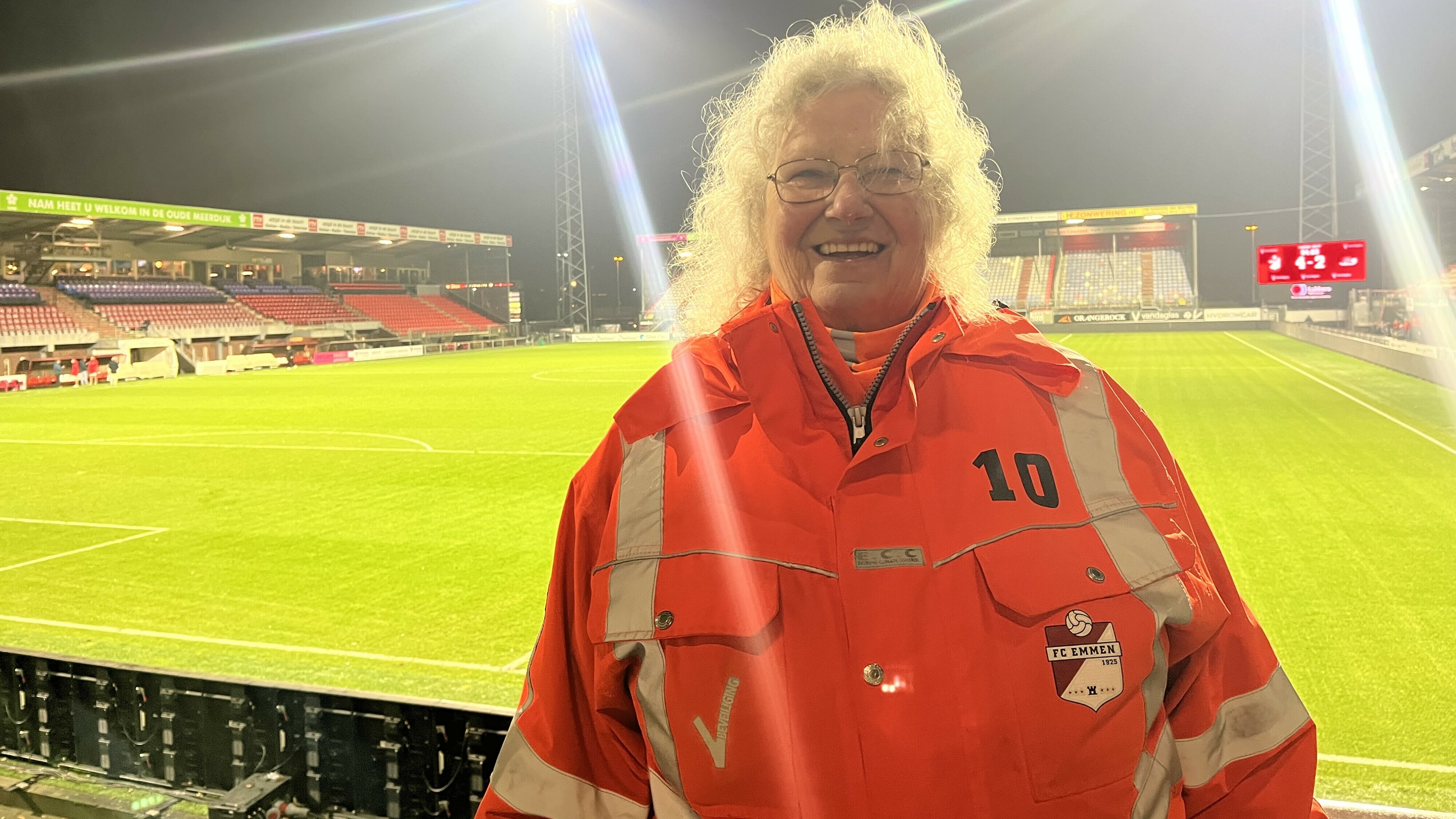 Zo beleeft steward Rina Exel (67) een wedstrijd bij FC Emmen: 'Ze noemen me de moeder van de harde kern'