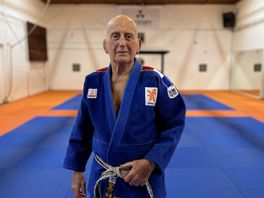 Oud-bondscoach en 'spijkerharde' judotrainer Chris de Korte staat op z'n 85ste nog steeds op de mat