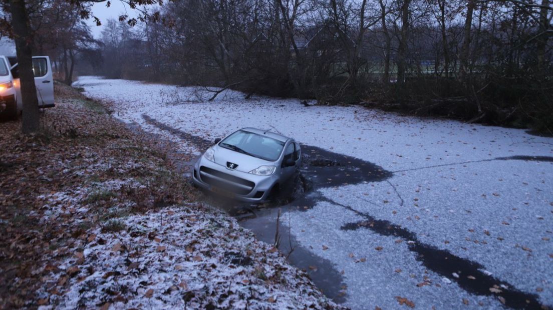 De auto in het ijzige water in Stadskanaal