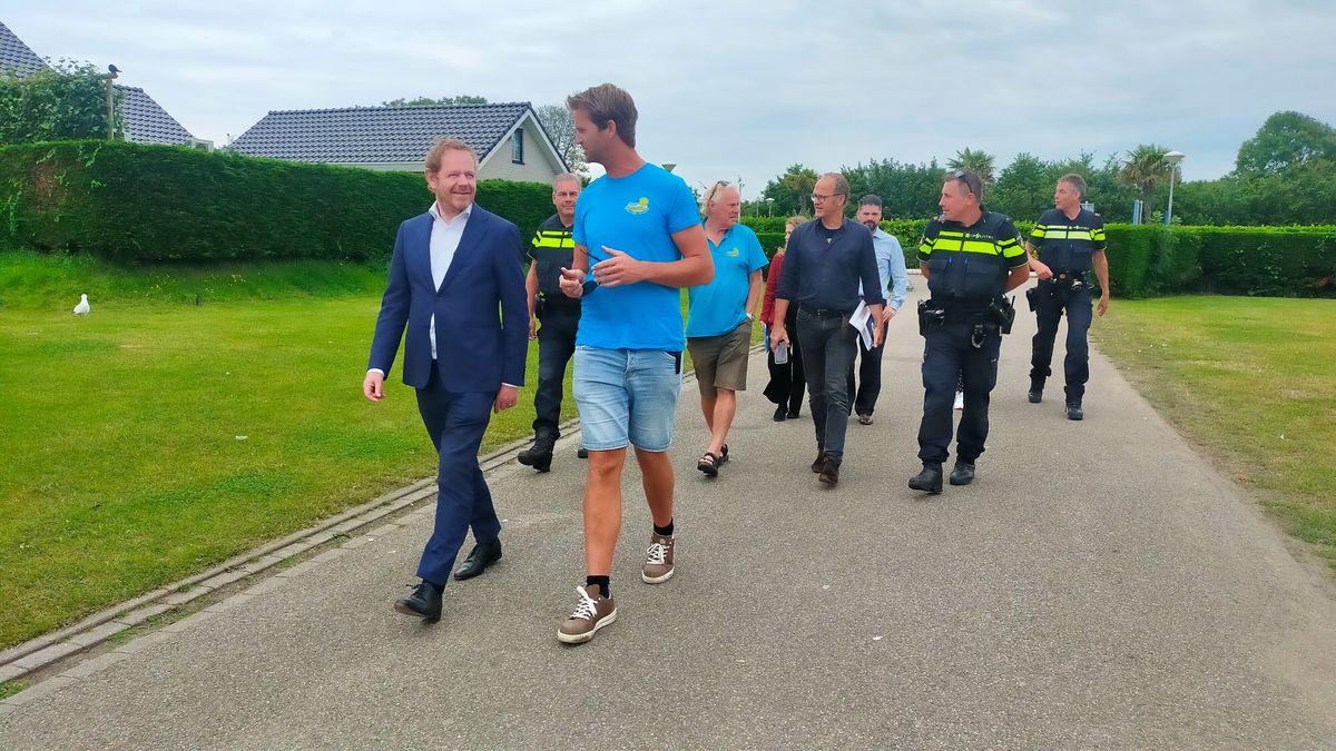 Zomerdrukte en havenproblematiek, minister David van Weel kreeg er een inkijkje in op Schouwen-Duive