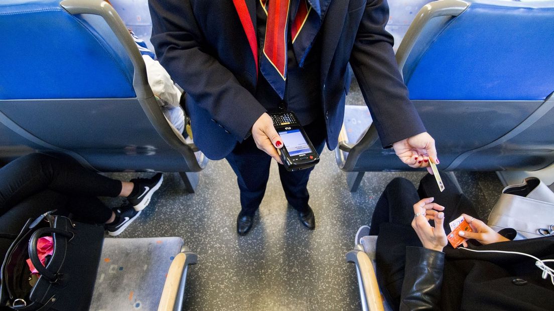 Een conducteur aan het werk in de trein