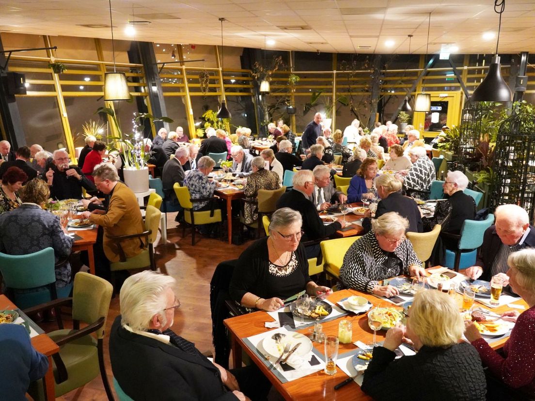 Een volle bak in restaurant Vers in de Gerard Goossenflat in Rotterdam-Ommoord bij het diner voor het 38-jarig bestaan van de Rotterdamse Artiesten Club.