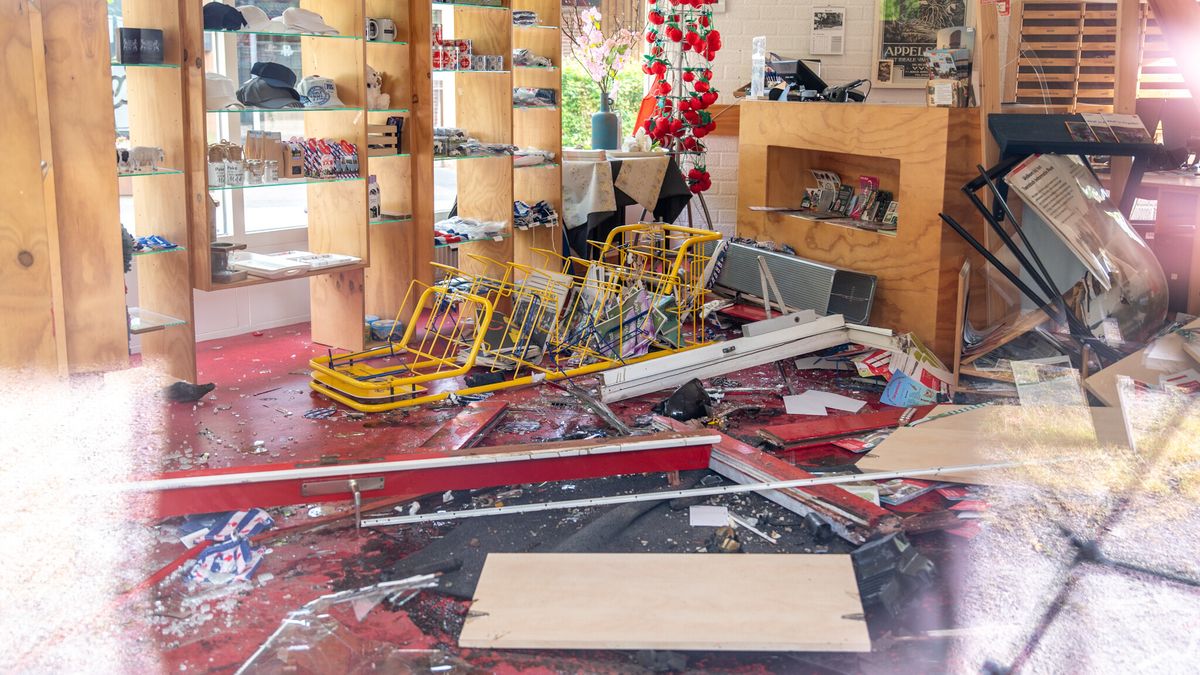 Magneten en ansichtkaarten overal: auto rijdt toeristische winkel Appelscha binnen