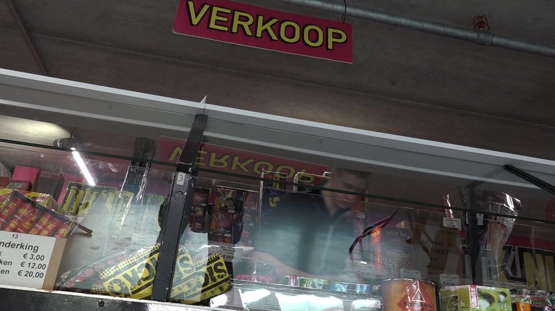 Waar vuurwerk verkocht wordt, moeten verkopers zich aan strenge regels houden. Allemaal om de veiligheid te waarborgen. Arnhem stuurt daarom handhavers de straat op.