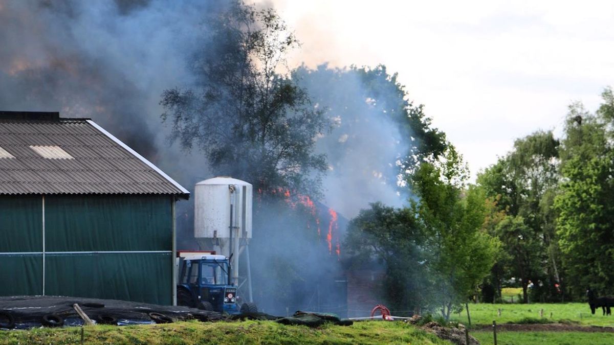 Uitslaande brand in schuur in Reutum onder controle