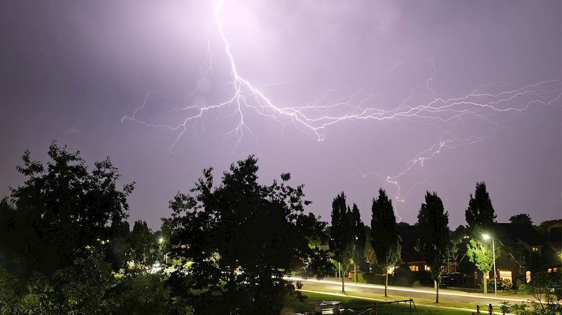 Onweer trekt over Overijssel (foto vanuit Nieuwleusen)