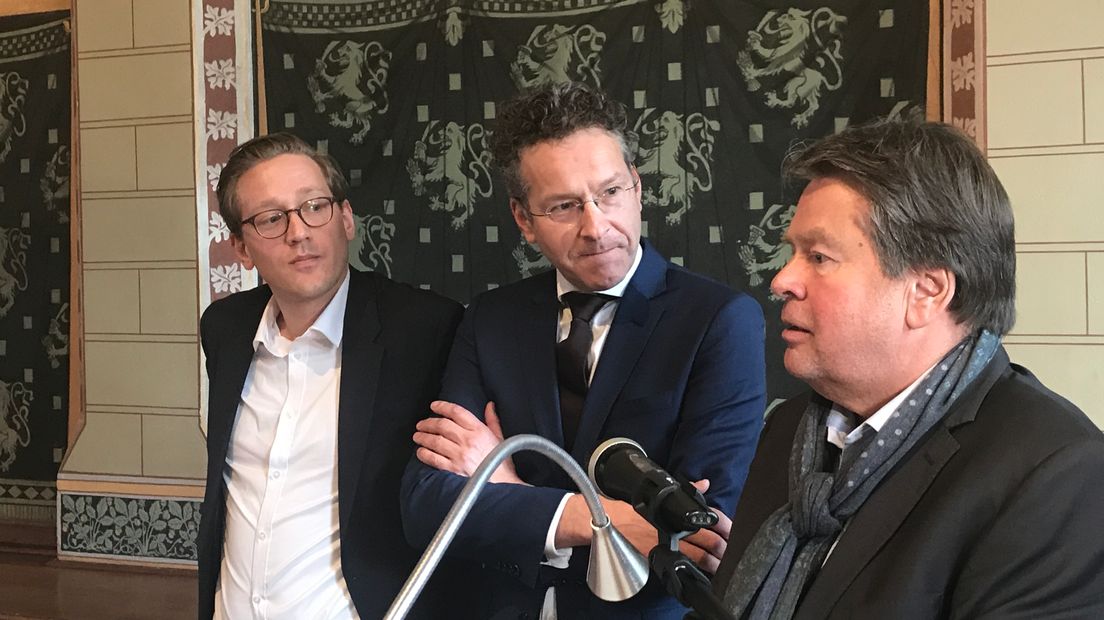 Jacques Tichelaar gaf de eerste exemplaren van Slagkracht aan oud-minister Jeroen Dijsselbloem en zoon Simon (Rechten: Margriet Benak / RTV Drenthe)