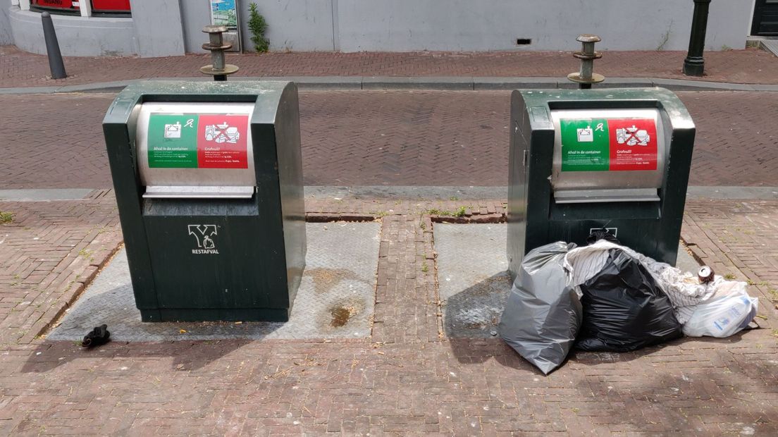 Troep naast een ondergrondse afvalcontainer in Den Haag. | Foto Omroep West
