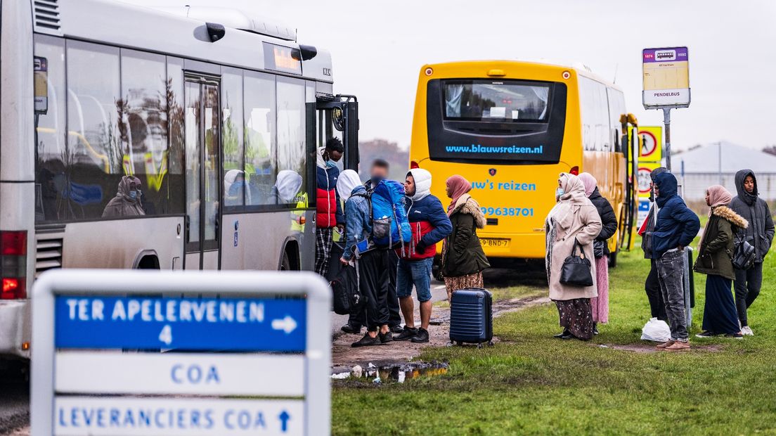De speciale pendelbus voor asielzoekers bij de bushalte voor het azc in Ter Apel