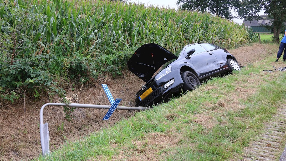 Auto belandt in droge sloot na botsing in Schuinesloot