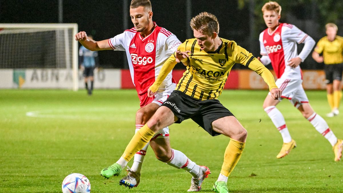 28-11-2010: Voetbal: VVV Venlo - Ajax: Venlo (L-R) Gregory van der