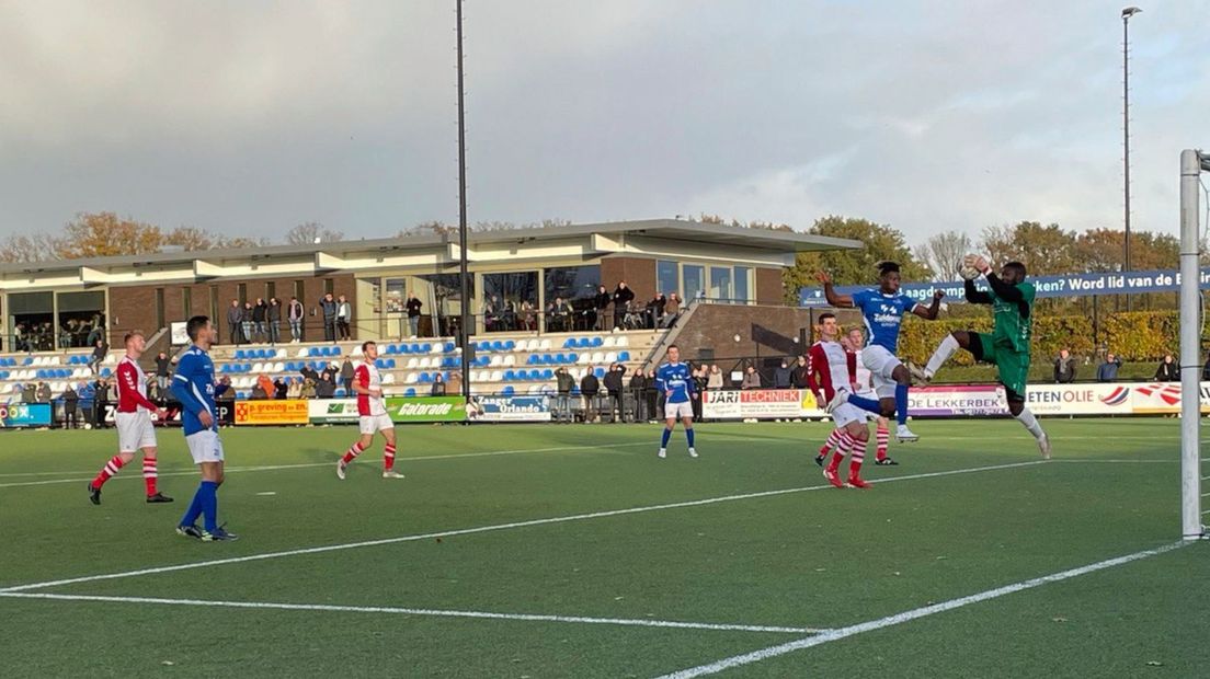 vv Hoogeveen bestookt het doel van vv Emmen