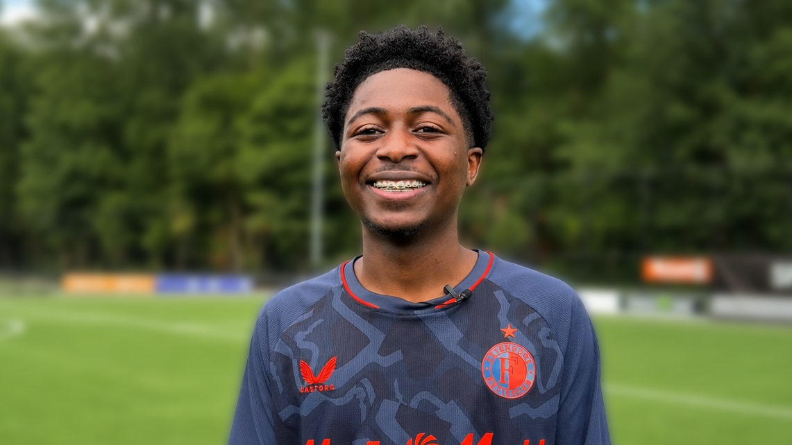 Audigier Bibota Bila in zijn eigen Feyenoordshirt