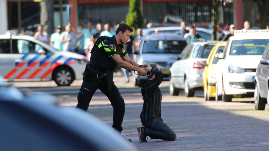 Aanhouding van verwarde man op Joan Blasiusstraat in Den Haag
