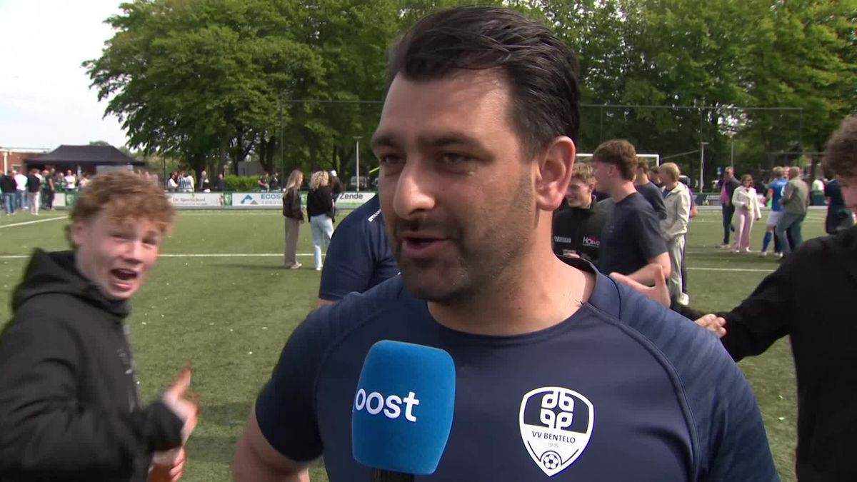 Bentelo-trainer Hamoudi Jaafil na de titel van zijn ploeg