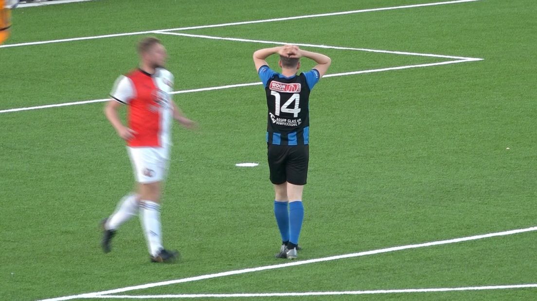 Ezra Schrijver baalt na zijn gemiste penalty tegen Feyenoord