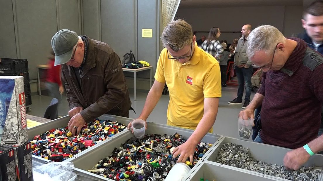 Honderden liefhebbers speuren tussen honderdduizenden legoblokjes naar dat ene stukje