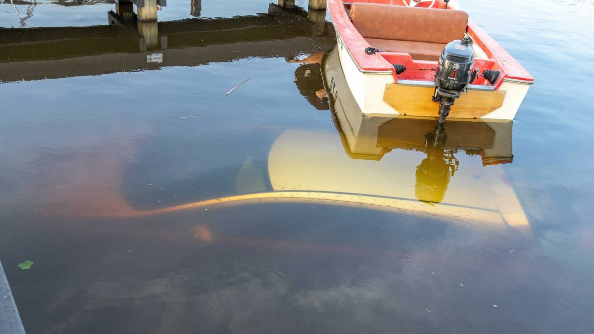 Auto belandt in het water bij binnenhalen boot in Scharsterbrug
