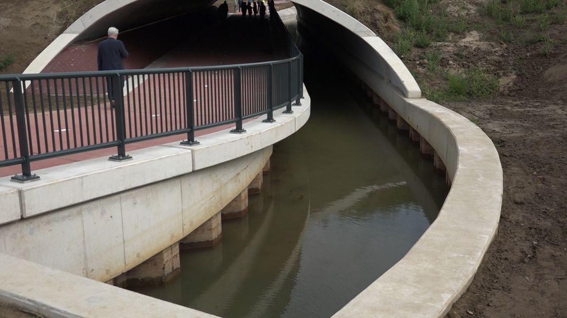 Het water in de nieuwe fietstunnel.