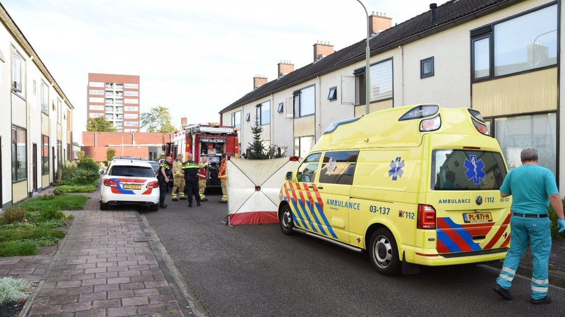 Politie, brandweer en ambulance ter plaatse in Emmen (Rechten: De Vries Media)