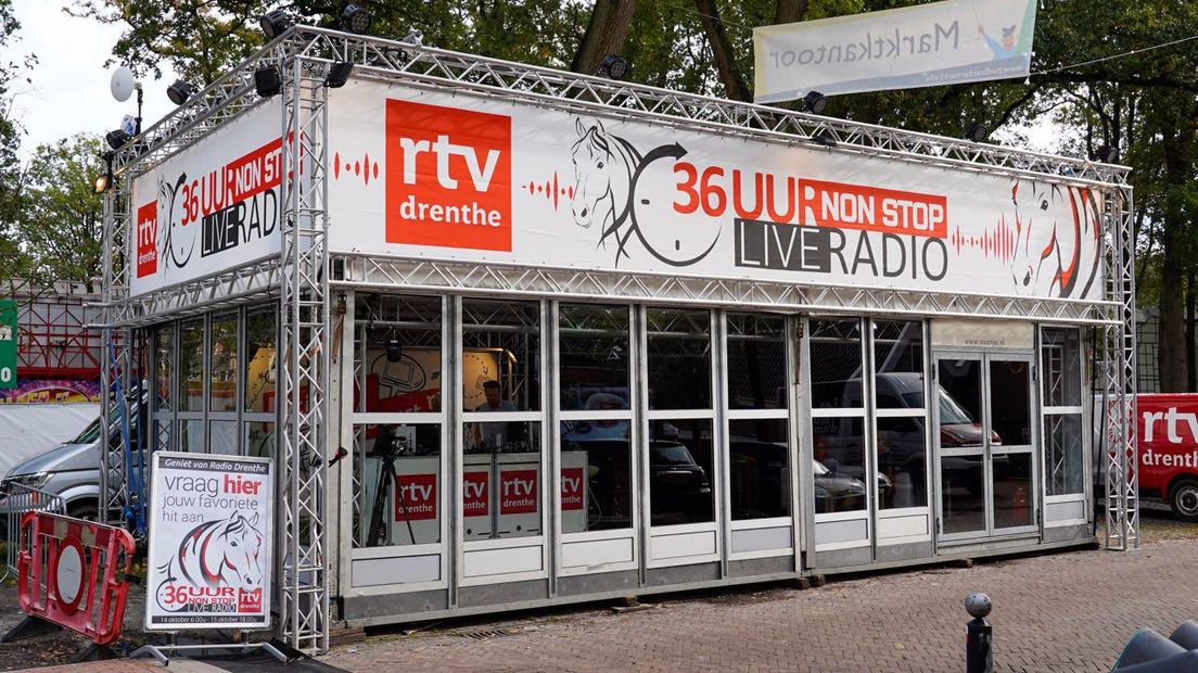 Vraag een plaat aan bij de speciale studio van Radio Drenthe op de Zuidlaardermarkt (Rechten: RTV Drenthe / Fred van Os)