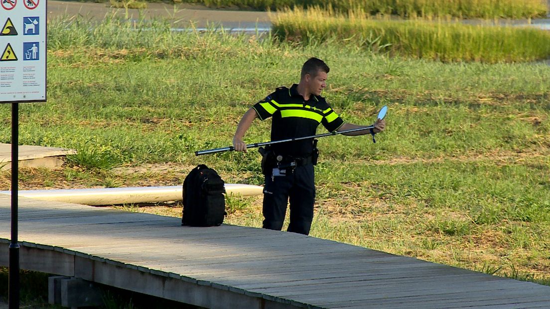 Een agent controleert de omgeving op explosieven