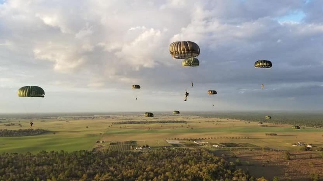 Tientallen parachutisten landen zweven door de Drentse lucht (Rechten: Dave Kresner)