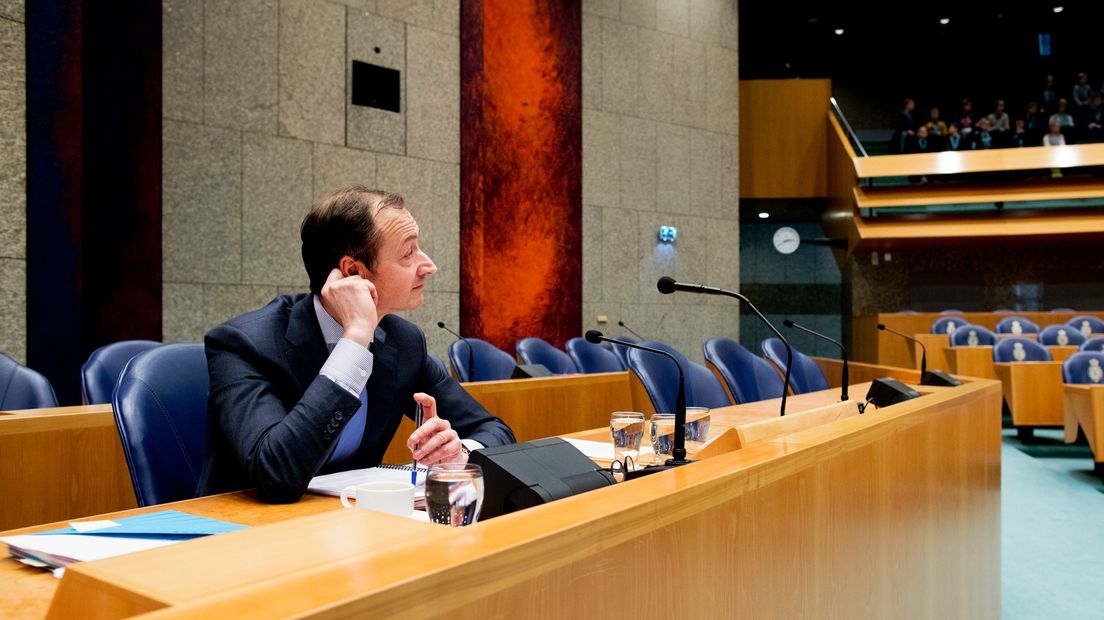 Minister Eric Wiebes bij aanvang van het debat over de gaswinning.