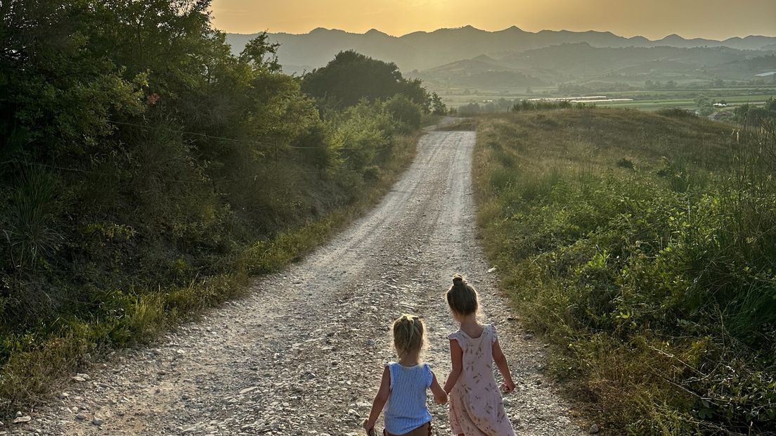 Norah en Lune met de ondergaande zon in Albanië