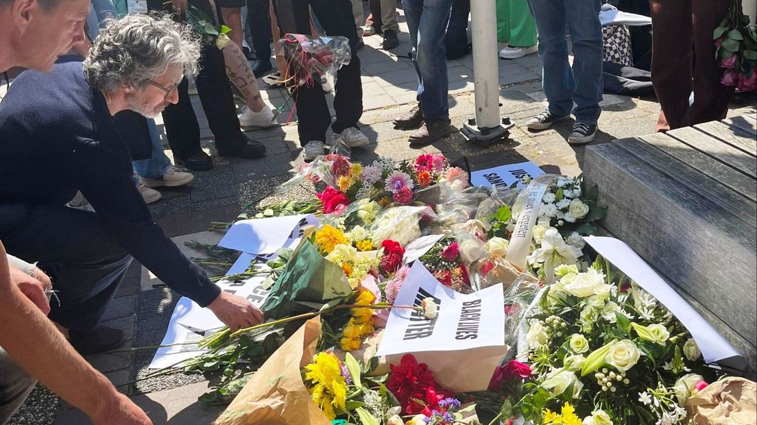 Bloemen bij de Belgische ambassade in Den Haag ter nagedachtenis aan Sanda Dia