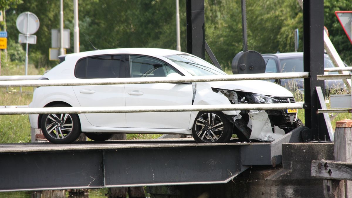 Beschadigde auto blokkeert brug bij Schalkhaar