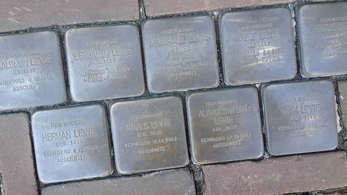 Stolpersteine, ook bekend als struikelstenen in de straten waar vroeger Joden woonden
