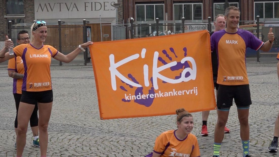 Lisanne Langerijs en Mark Kuipers voor de start van de 60 kilometer run voor KIKA